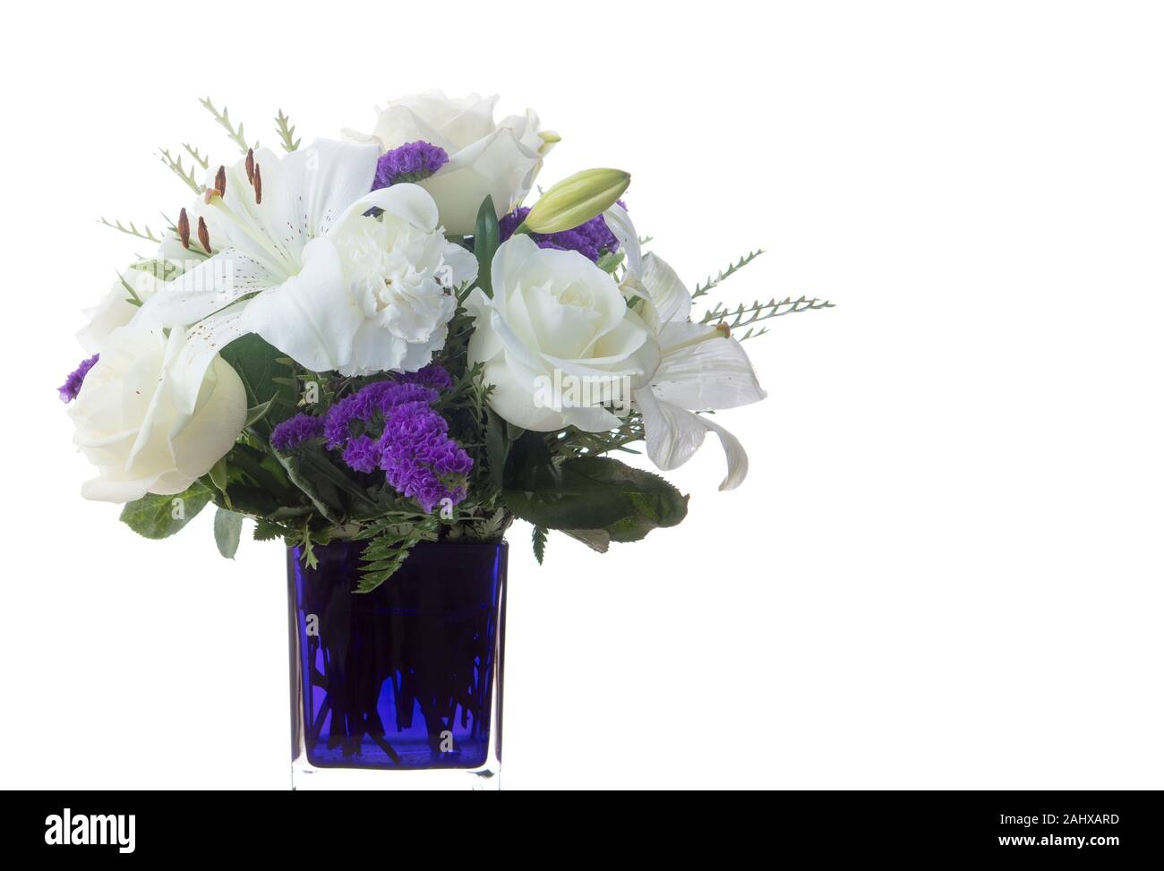 Bouquet mauve fleurs blanches, Sympathie et concept de Condorence sur fond blanc avec espace de copie. Banque D'Images