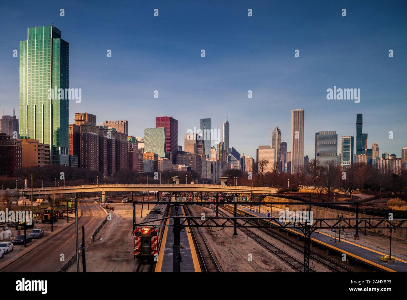 Train de banlieue en direction du centre-ville de Chicago Banque D'Images