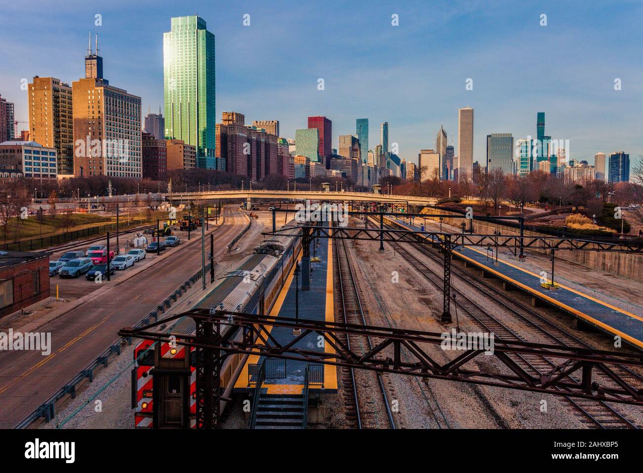 Train de banlieue en direction du centre-ville de Chicago Banque D'Images