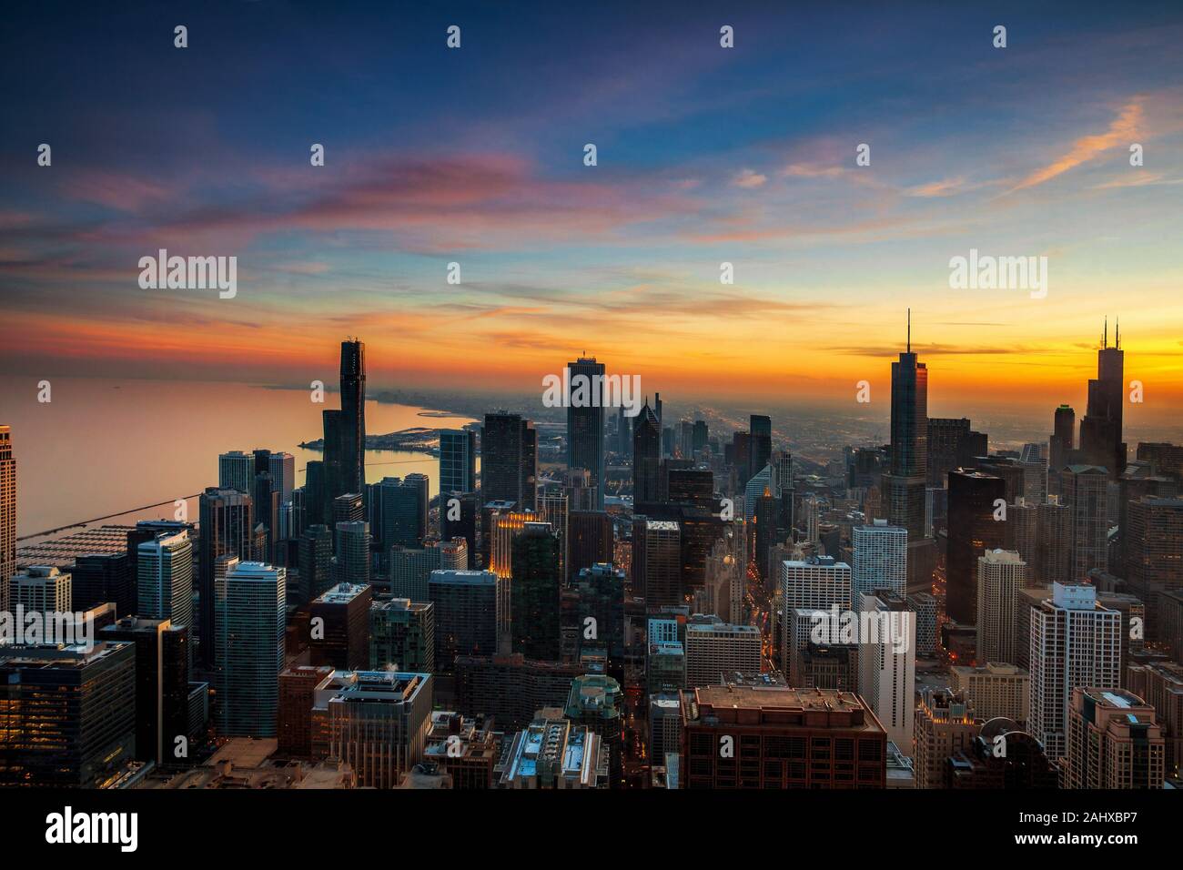 Vue aérienne du centre-ville de Chicago au coucher du soleil Banque D'Images