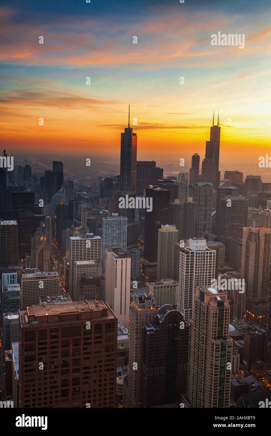 Vue aérienne du centre-ville de Chicago au coucher du soleil Banque D'Images