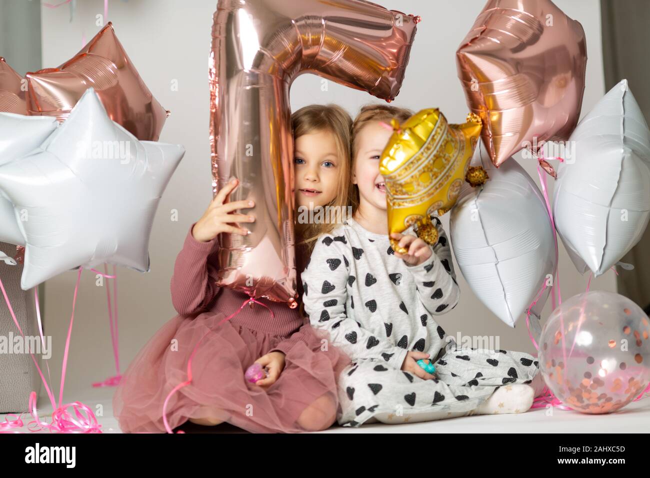 Charme incroyable anniversaire enfants à la mode à la recherche à l'appareil photo Banque D'Images