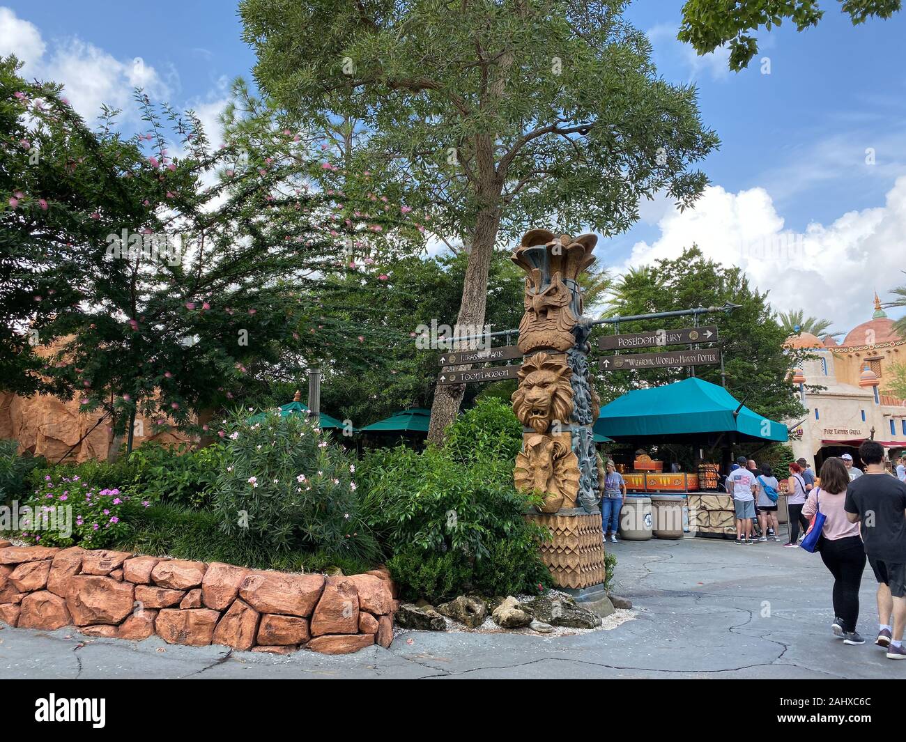 Orlando, FL/USA-11/30/19 : un signe décoratif qui montre la direction à différentes attractions à Universal Studios à Orlando, Floride. Banque D'Images