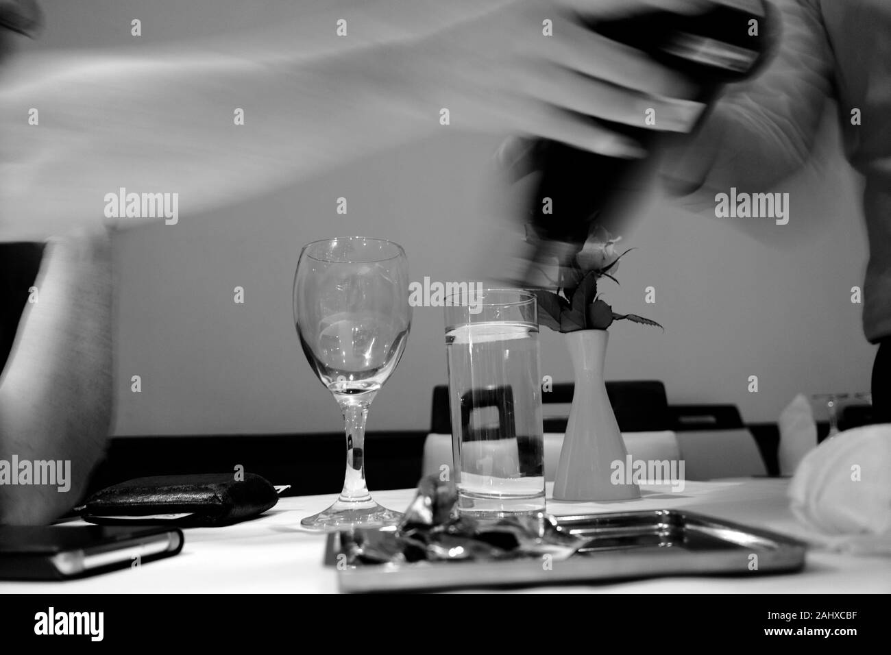Payer pour un repas au restaurant, avec une carte mobile combiné à la remise à l'hôtellerie sur la table Banque D'Images