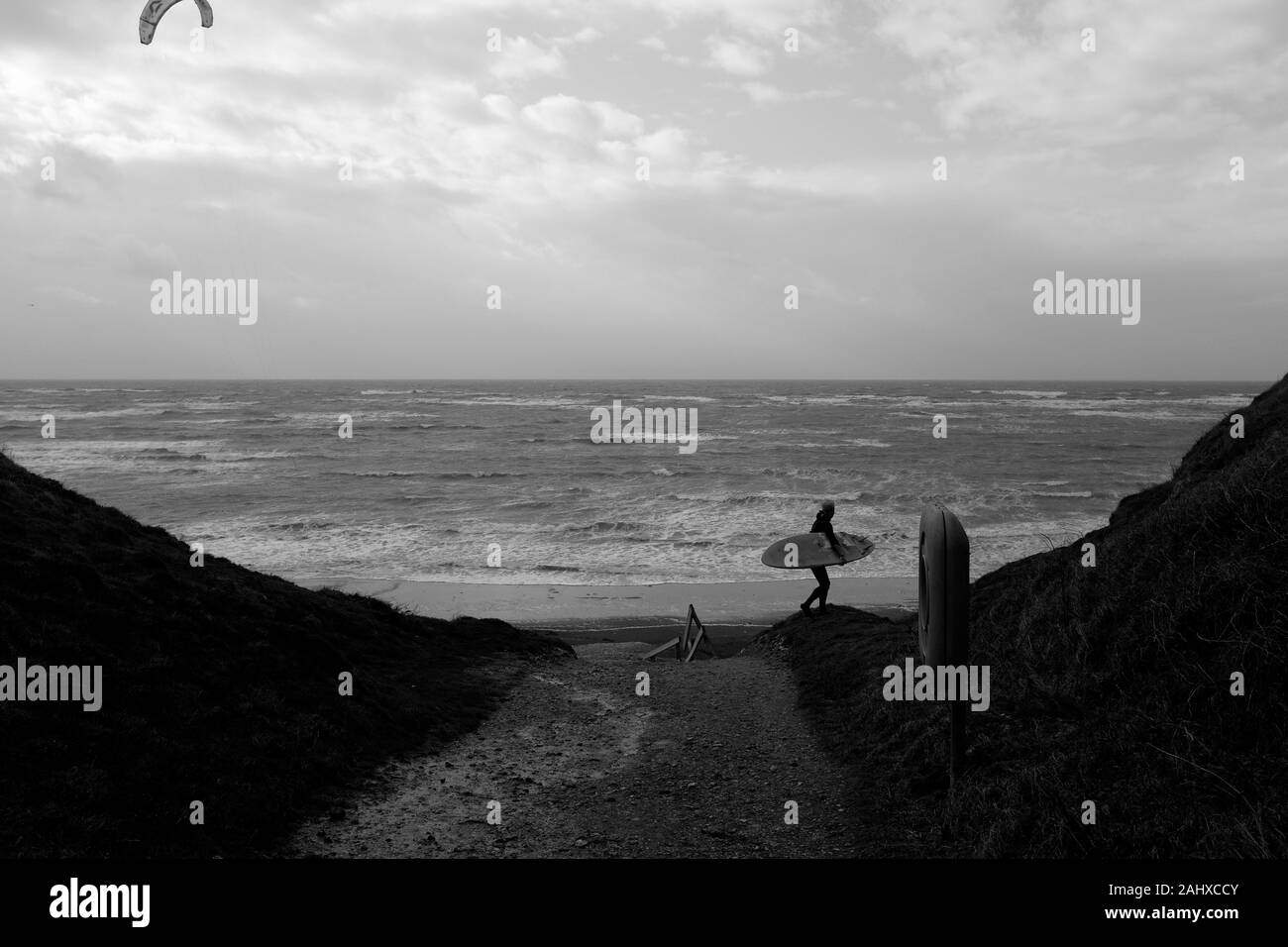 Le kitesurf au Brook beach Compton Bay à l'hiver dans l'Ouest Wight sur l'île de Wight Banque D'Images
