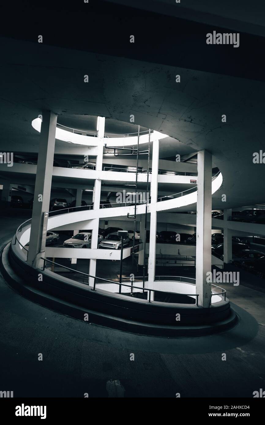 Rampe en spirale dans un garage de stationnement dans le centre-ville de Chicago Banque D'Images