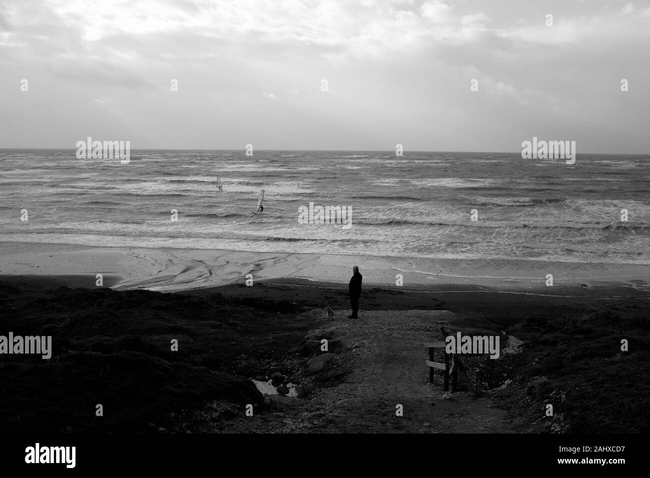 Les véliplanchistes au Brook beach Compton Bay à l'hiver dans l'Ouest Wight sur l'île de Wight Banque D'Images