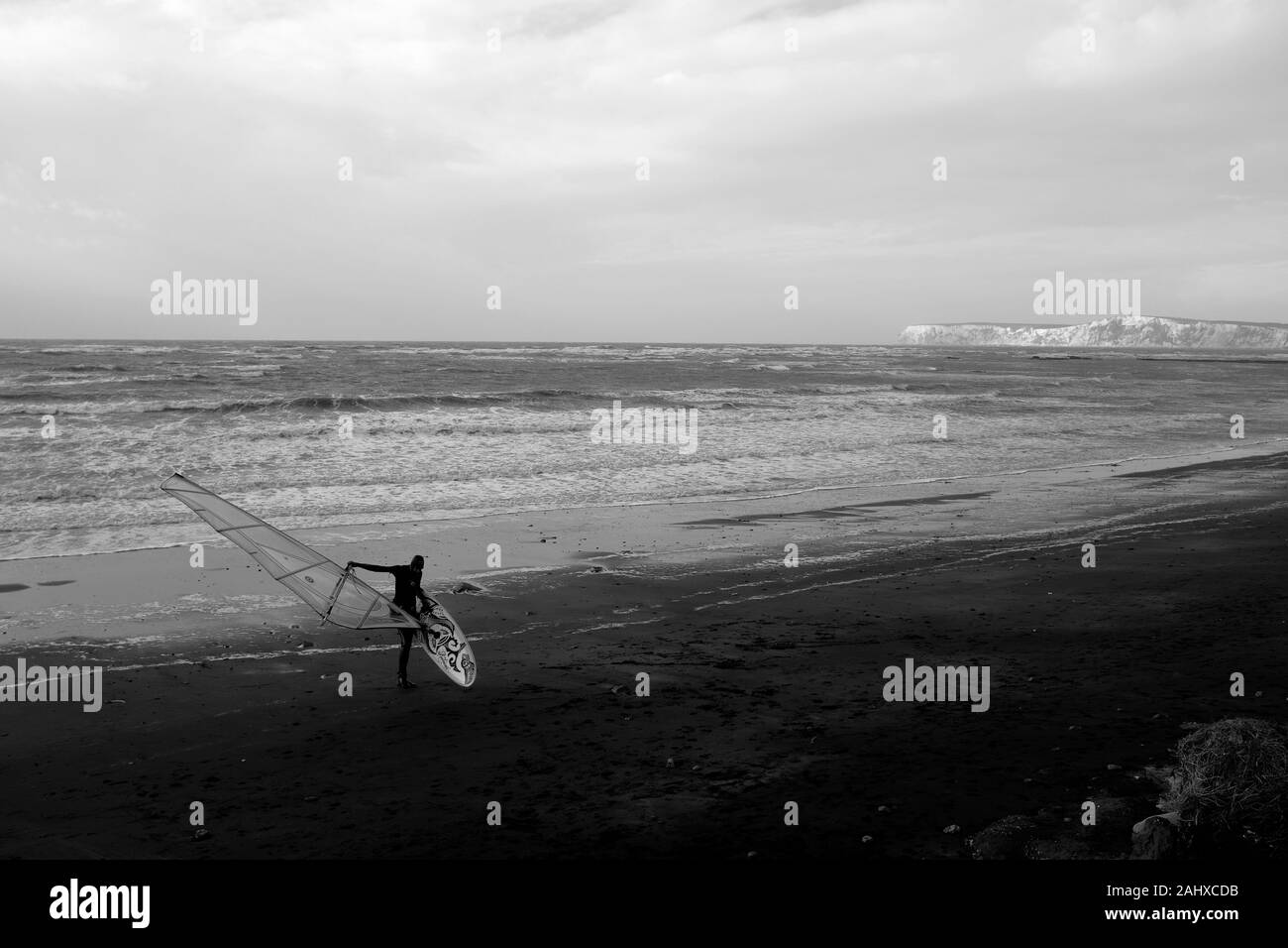 Planche d'emballer au Brook beach Compton Bay à l'hiver dans l'Ouest Wight sur l'île de Wight Banque D'Images