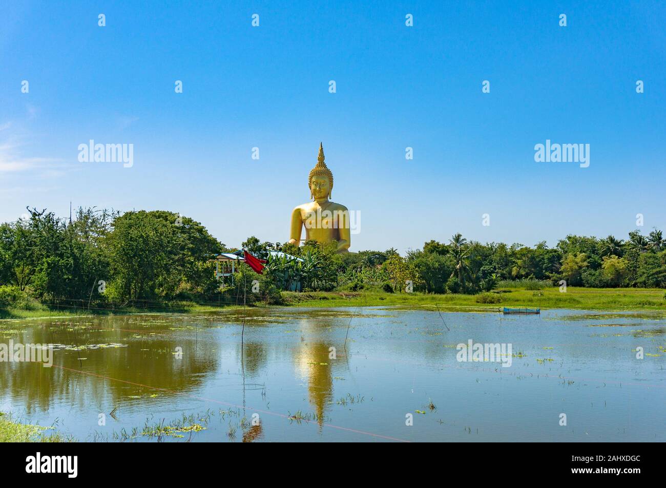 Paysage avec vue sur grand Bouddha de Thaïlande statue en or Banque D'Images