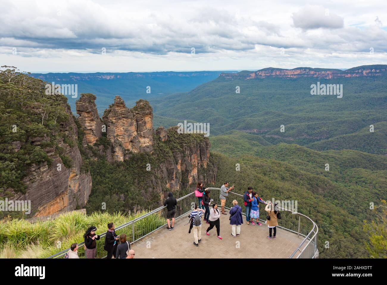 Blue Mountains, Australie - 1 mai 2016 : les gens au pont d'observation à Echo Point Lookout avec vue sur montagnes et trois Sœurs célèbre Blue Mountai Banque D'Images