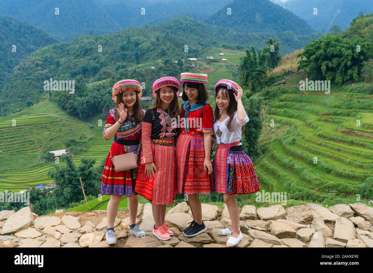 Cat Cat, le Vietnam - 20 août 2017 : les jeunes femmes touristes posant en robes traditionnelles vietnamiennes contre les belles rizières en terrasse sur l'arrière-plan Banque D'Images