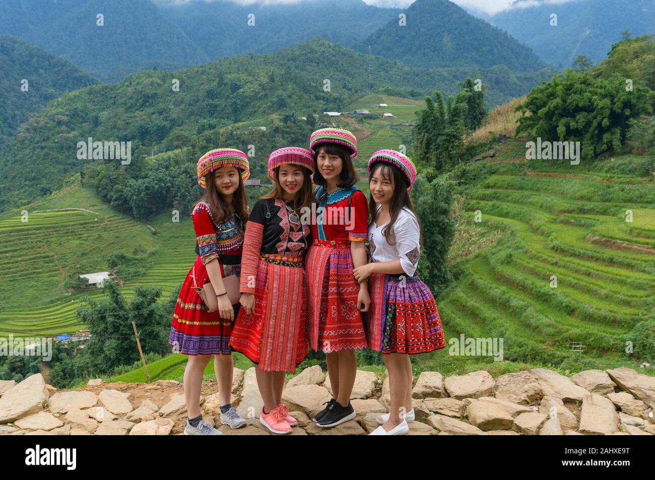 Cat Cat, le Vietnam - 20 août 2017 : les jeunes femmes touristes posant en robes traditionnelles vietnamiennes contre les belles rizières en terrasse sur l'arrière-plan Banque D'Images