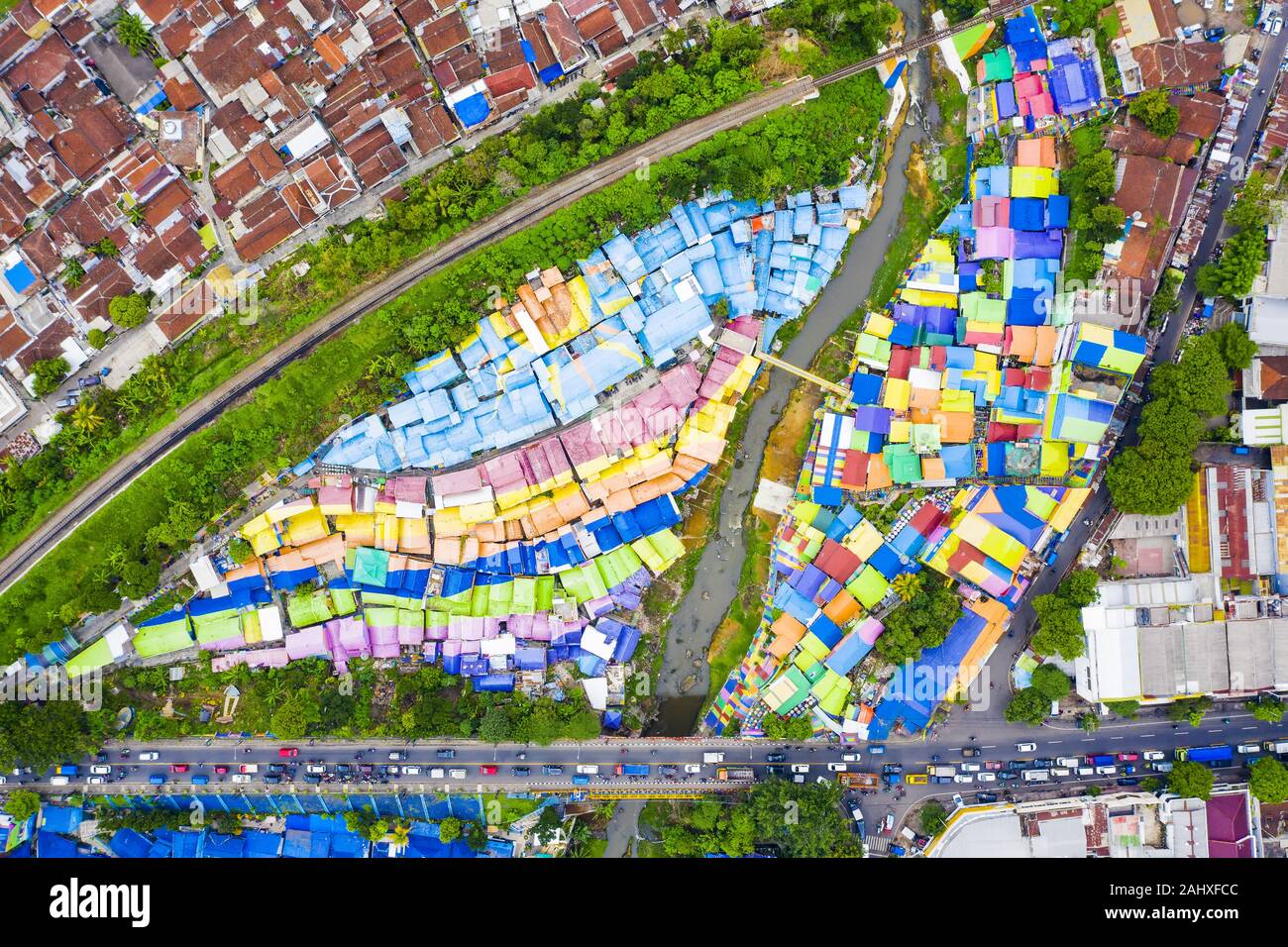 Vue de dessus, superbe vue aérienne du village Arc-en-ciel aussi connu comme Jodipan Jodipan ou Kampung Wisata, un village pittoresque situé à Malang. Banque D'Images