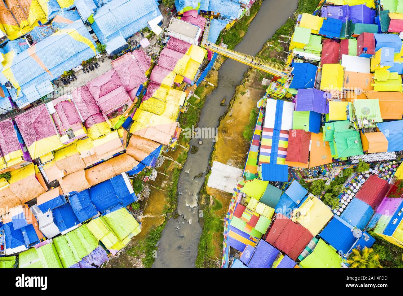 Vue de dessus, superbe vue aérienne du village Arc-en-ciel aussi connu comme Jodipan Jodipan ou Kampung Wisata, un village pittoresque situé à Malang. Banque D'Images