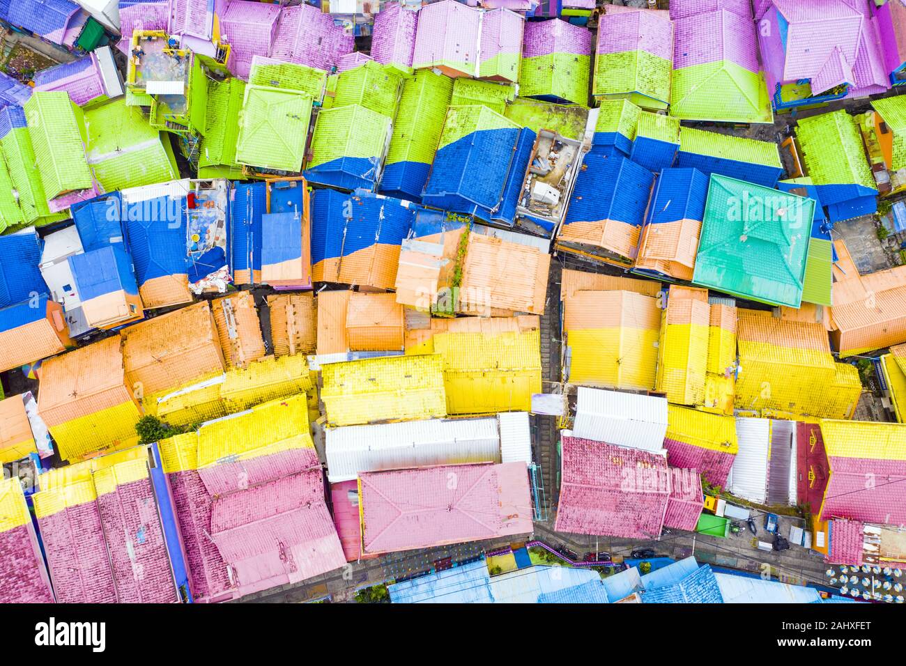 Vue de dessus, superbe vue aérienne du village Arc-en-ciel aussi connu comme Jodipan Jodipan ou Kampung Wisata, un village pittoresque situé à Malang. Banque D'Images