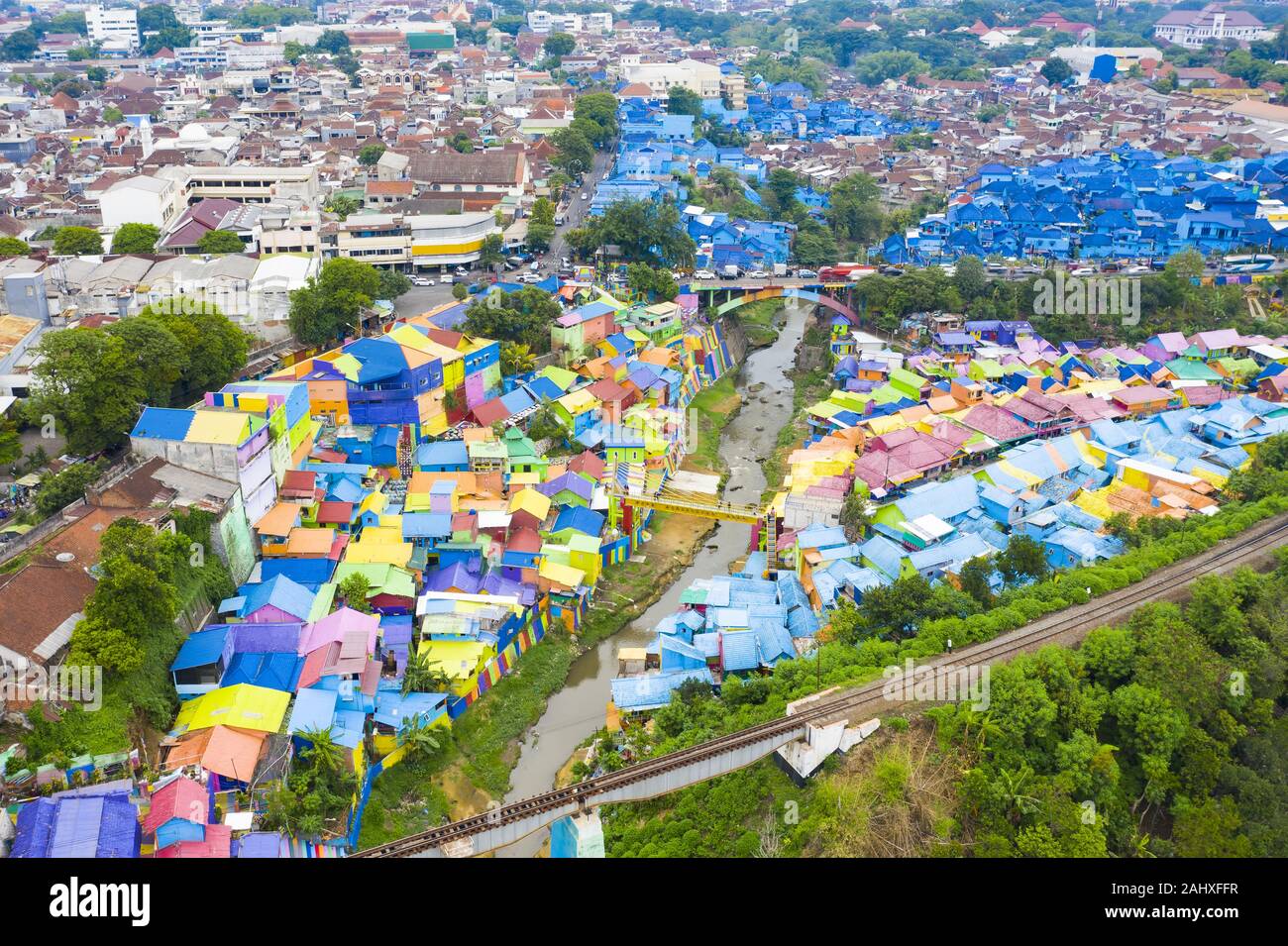 Vue de dessus, superbe vue aérienne du village Arc-en-ciel aussi connu comme Jodipan Jodipan ou Kampung Wisata, un village pittoresque situé à Malang. Banque D'Images