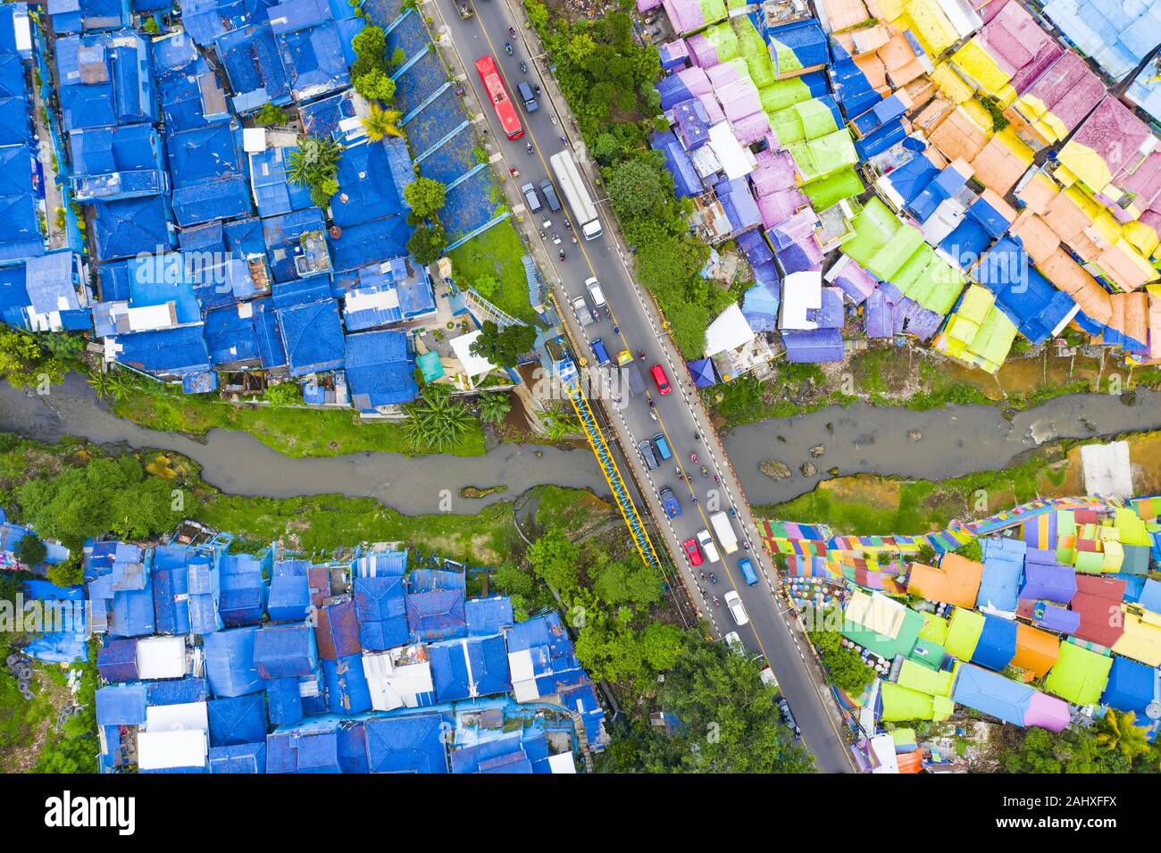 Vue de dessus, superbe vue aérienne du village Arc-en-ciel aussi connu comme Jodipan Jodipan ou Kampung Wisata, un village pittoresque situé à Malang. Banque D'Images