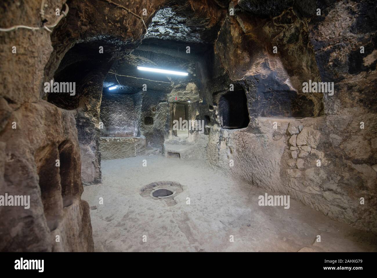 Dans la ville souterraine de Guzelyurt en Cappadoce, vallée de Guzelyurt, Turquie. Une ancienne cité de grottes à plusieurs niveaux dans la vallée d'Ihlara Banque D'Images