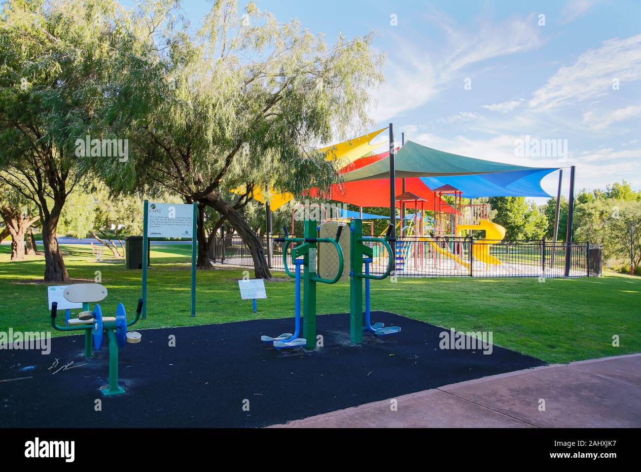 Dalyellup, Australie occidentale, Australia-November 19e 2019 : Lakes Park l'équipement d'exercice et jeux pour enfants en arrière-plan Banque D'Images