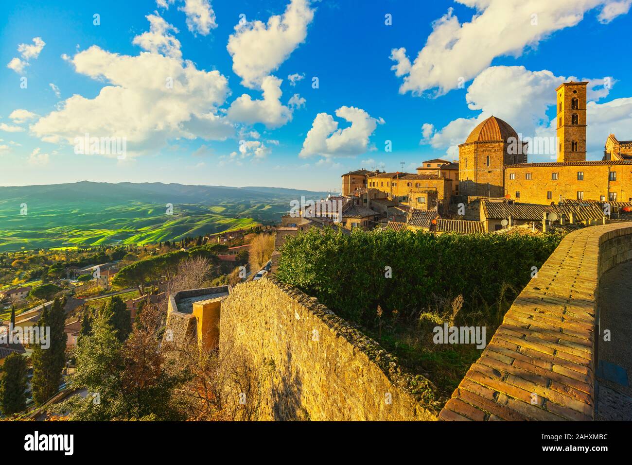 La Toscane, Volterra ville skyline, l'église et vue panoramique sur le coucher du soleil. La Maremme, Italie, Europe Banque D'Images