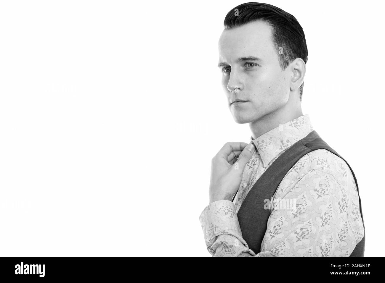 Young handsome businessman looking at collier de fixation de la distance Banque D'Images