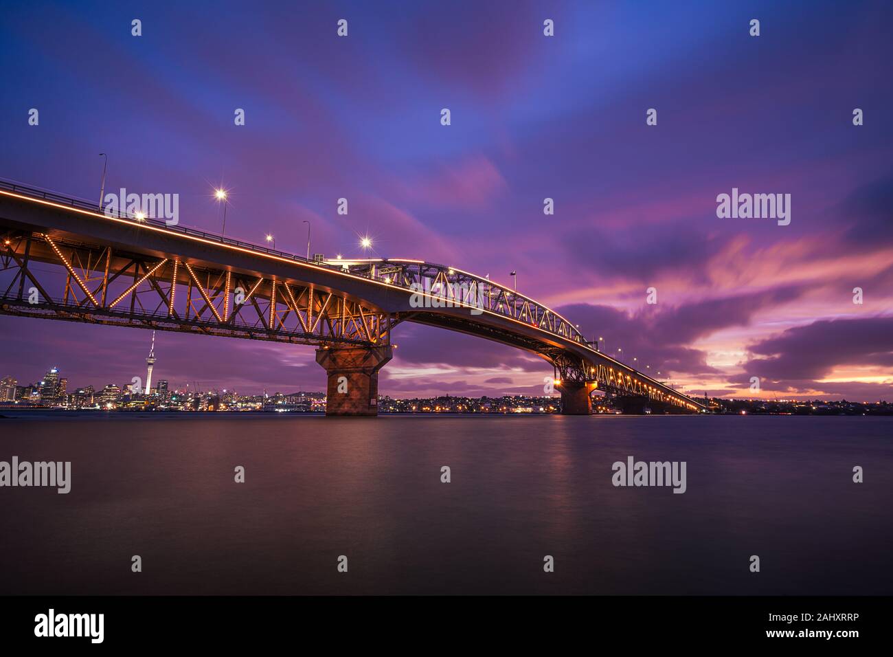 Coucher de soleil sur le pont du port d'Auckland, Nouvelle-Zélande Banque D'Images