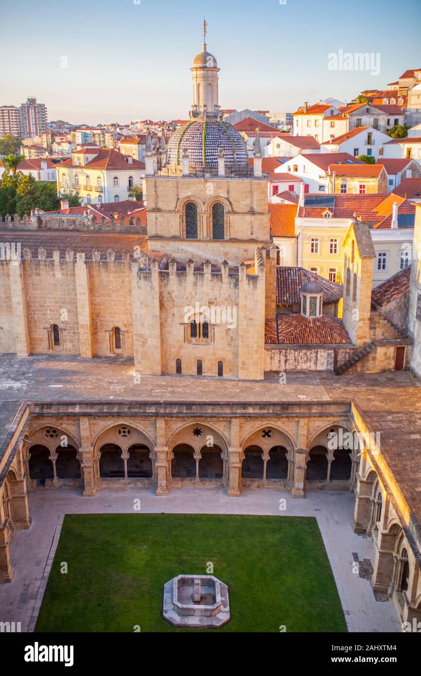Vue du Monastère de Santa Cruz de la vue de la ville au coucher du soleil, Coimbra, Portugal. Banque D'Images