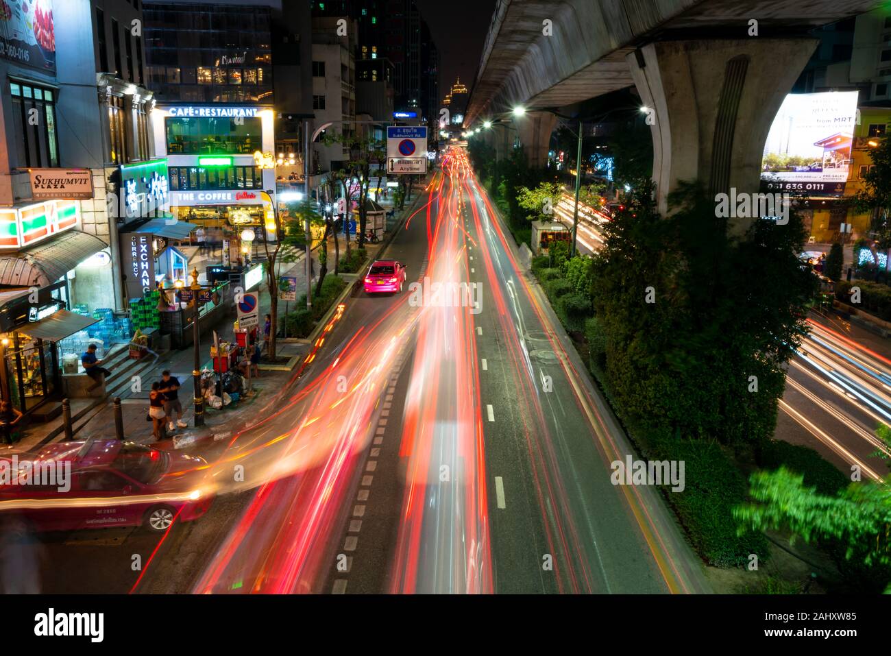 Des sentiers de lumière dans le centre-ville de Bangkok à la recherche vers le bas d'un pont en béton. Photo : Tony Taylor Banque D'Images