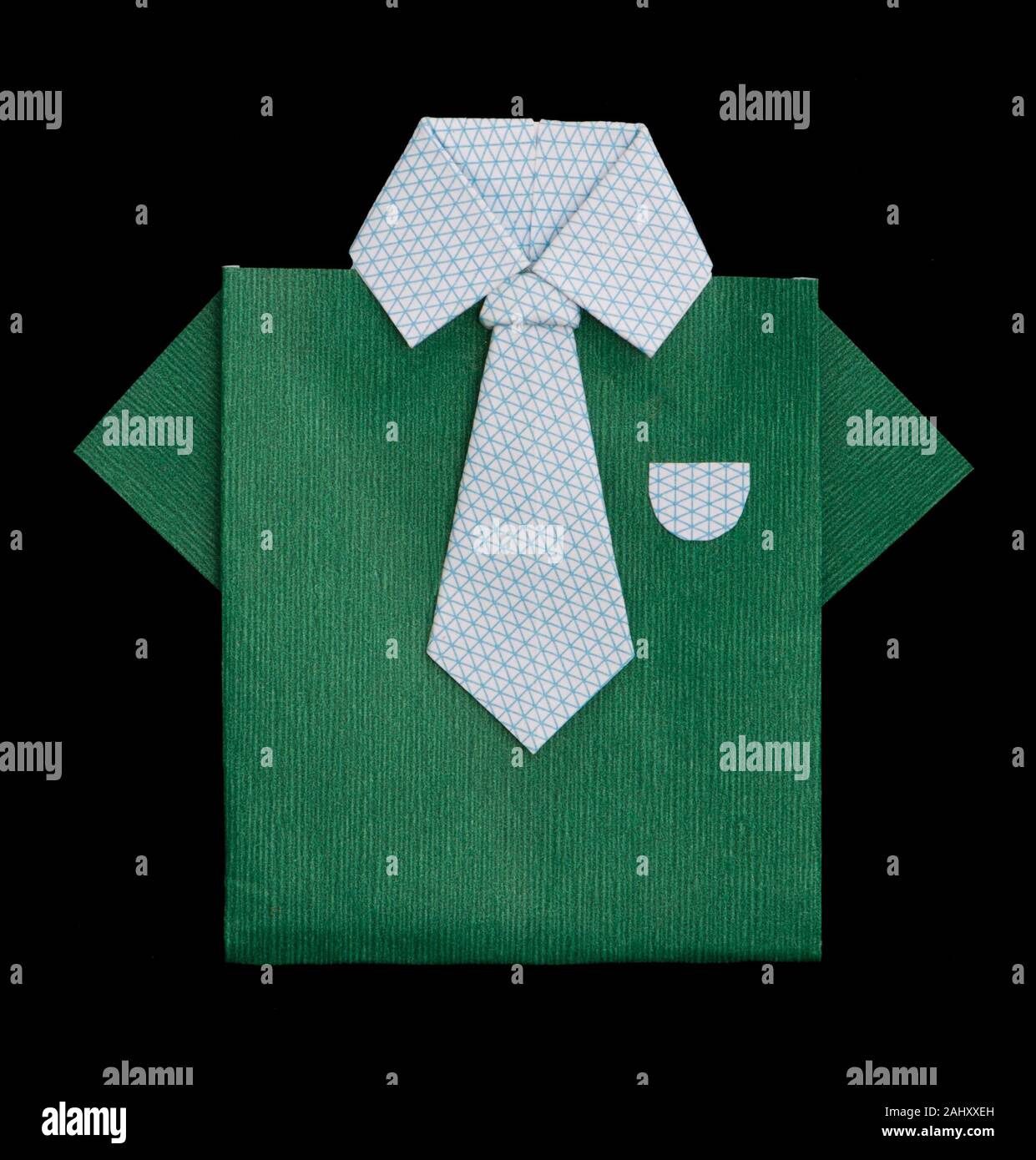 Le papier fait isolé en chemise verte avec cravate blanche. Origami plié  Photo Stock - Alamy