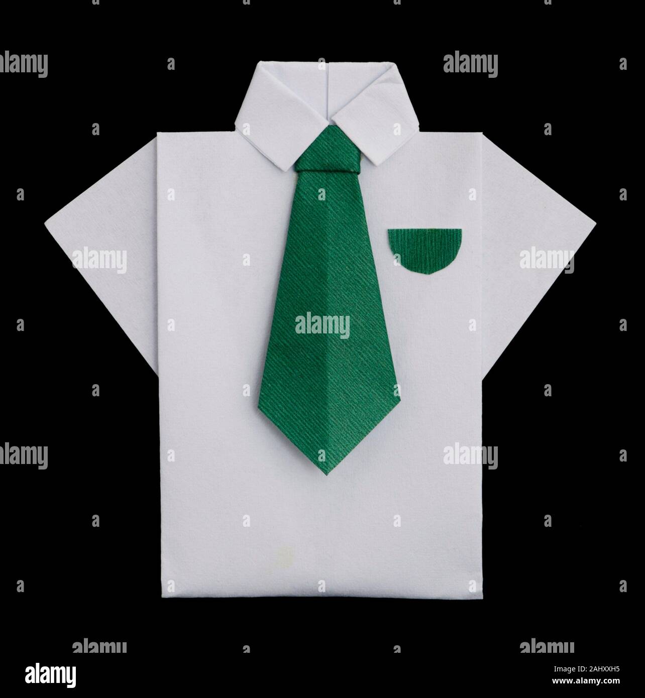 Le papier fait isolé chemise blanche avec cravate verte. Origami plié Photo  Stock - Alamy