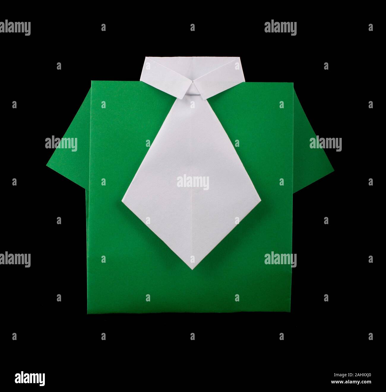 Le papier fait isolé en chemise verte avec cravate blanche. Origami plié  Photo Stock - Alamy