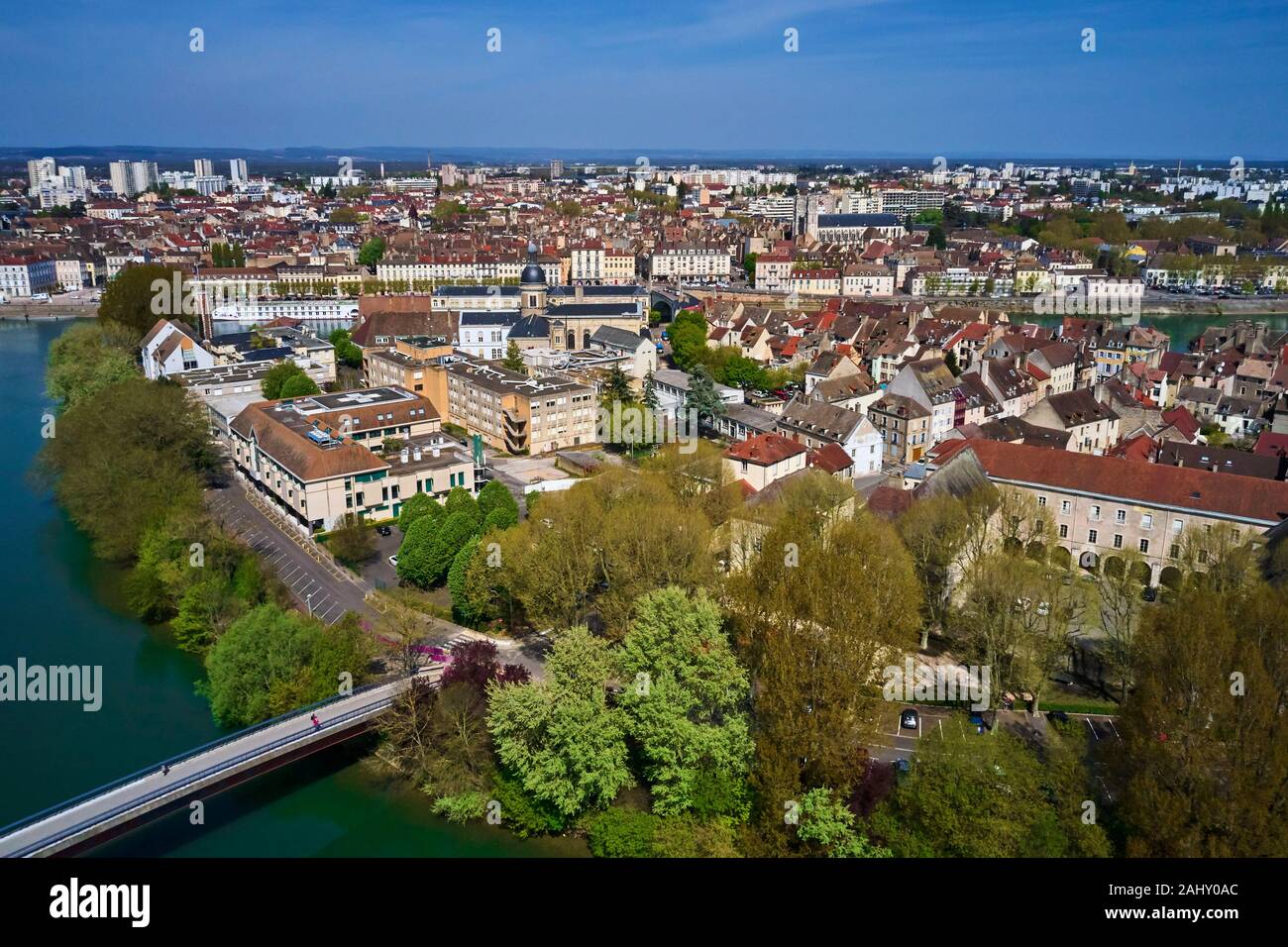 En France, en Saône-et-Loire (71), Chalon-sur-Saône, Saint Laurent-du-Prince-Édouard et la ville, vue aérienne Banque D'Images