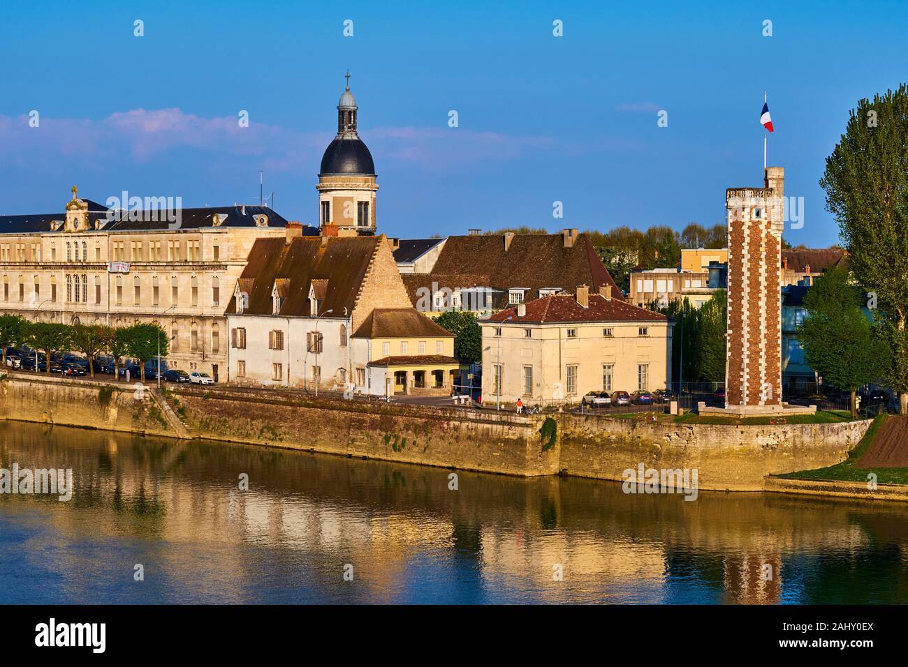 En France, en Saône-et-Loire (71), Chalon-sur-Saône, la tour du doyenné sur l'île Saint-Laurent Banque D'Images