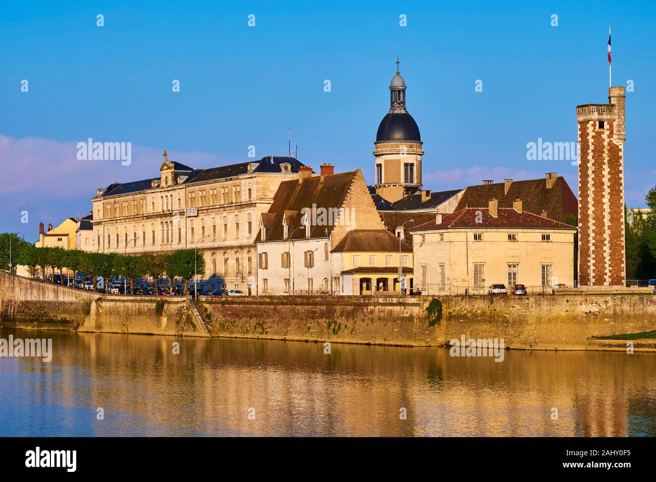 En France, en Saône-et-Loire (71), Chalon-sur-Saône, la tour du doyenné sur l'île Saint-Laurent Banque D'Images