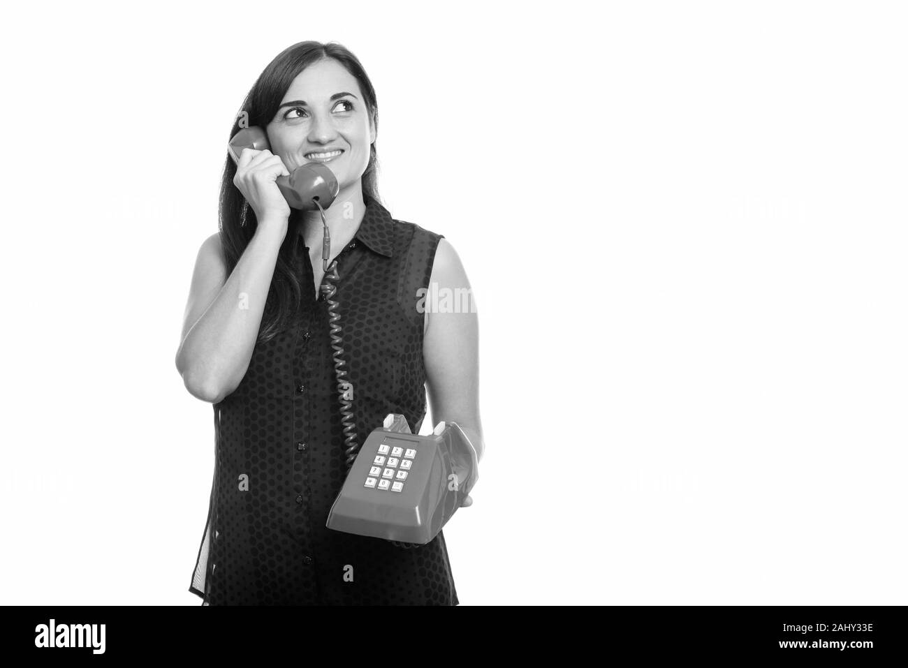 Happy woman at work vieux téléphone en pensant Banque D'Images
