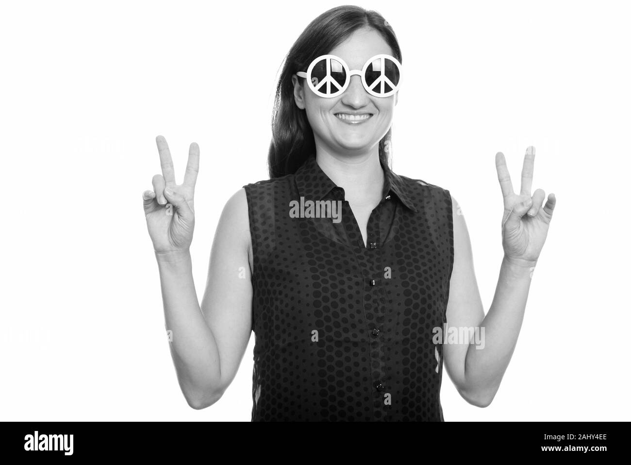 Heureux belle femme portant des lunettes avec signe de la paix et de donner signe de paix geste Banque D'Images