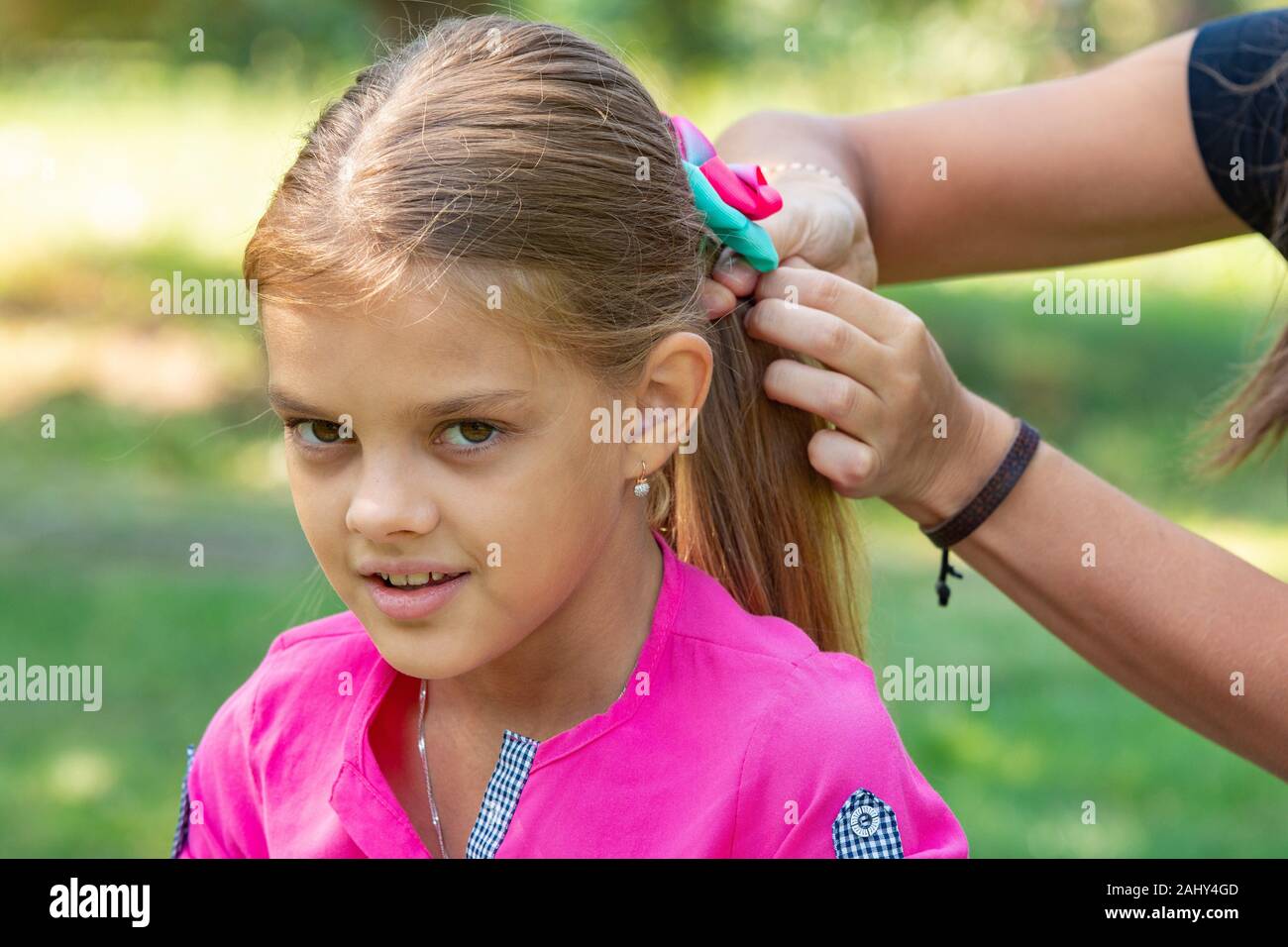 Un Adolescent Fille Est Attache Un Noeud Sur Cheveux Longs Sur Une Aire De Pique Nique Close Up Photo Stock Alamy