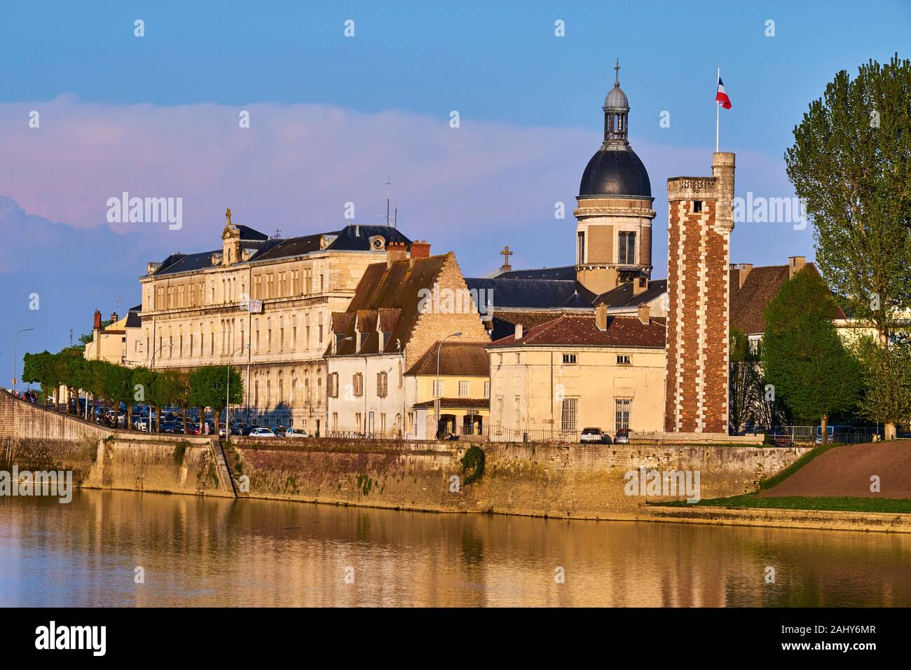 En France, en Saône-et-Loire (71), Chalon-sur-Saône, la tour du doyenné sur l'île Saint-Laurent Banque D'Images