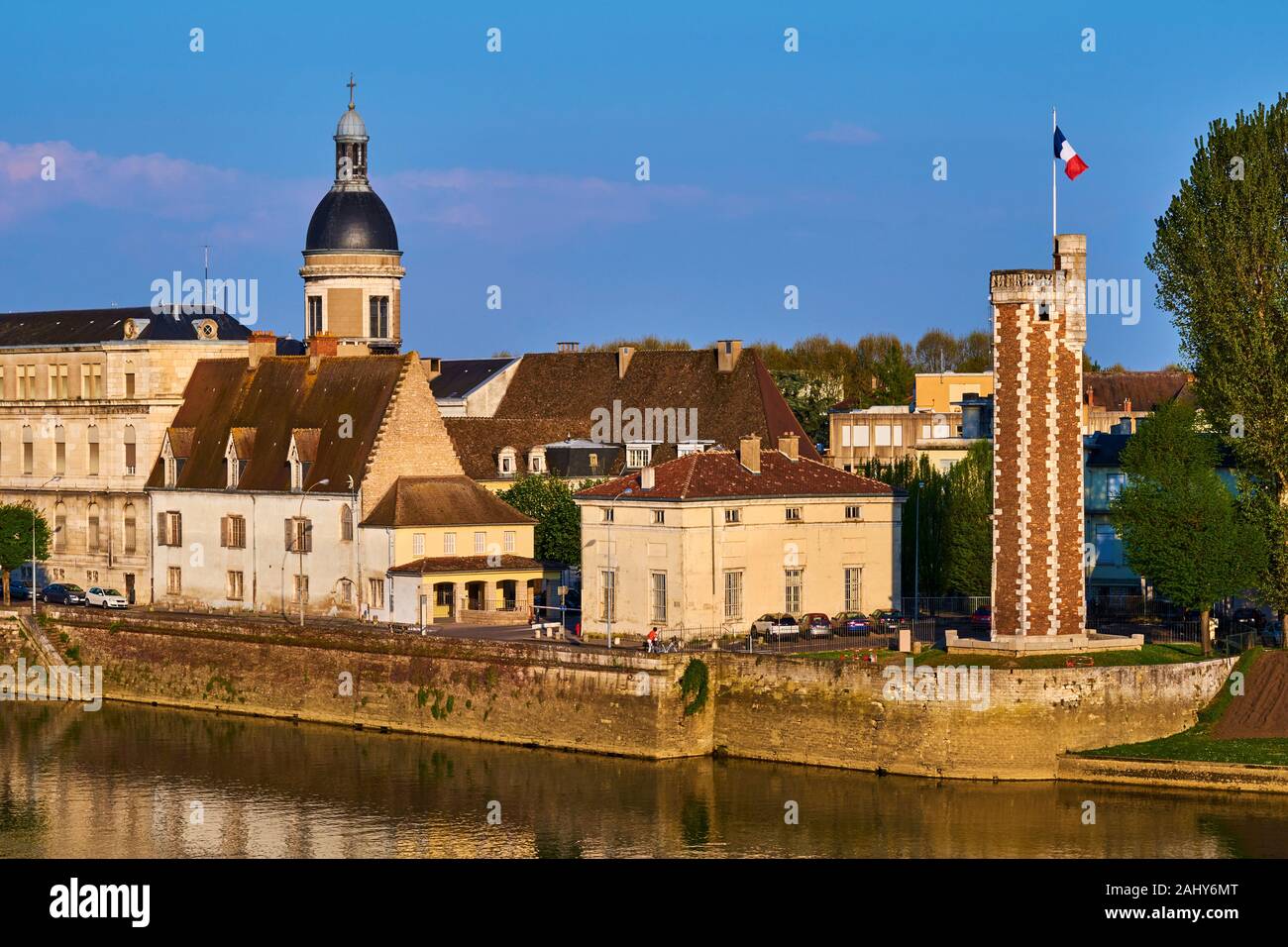 En France, en Saône-et-Loire (71), Chalon-sur-Saône, la tour du doyenné sur l'île Saint-Laurent Banque D'Images