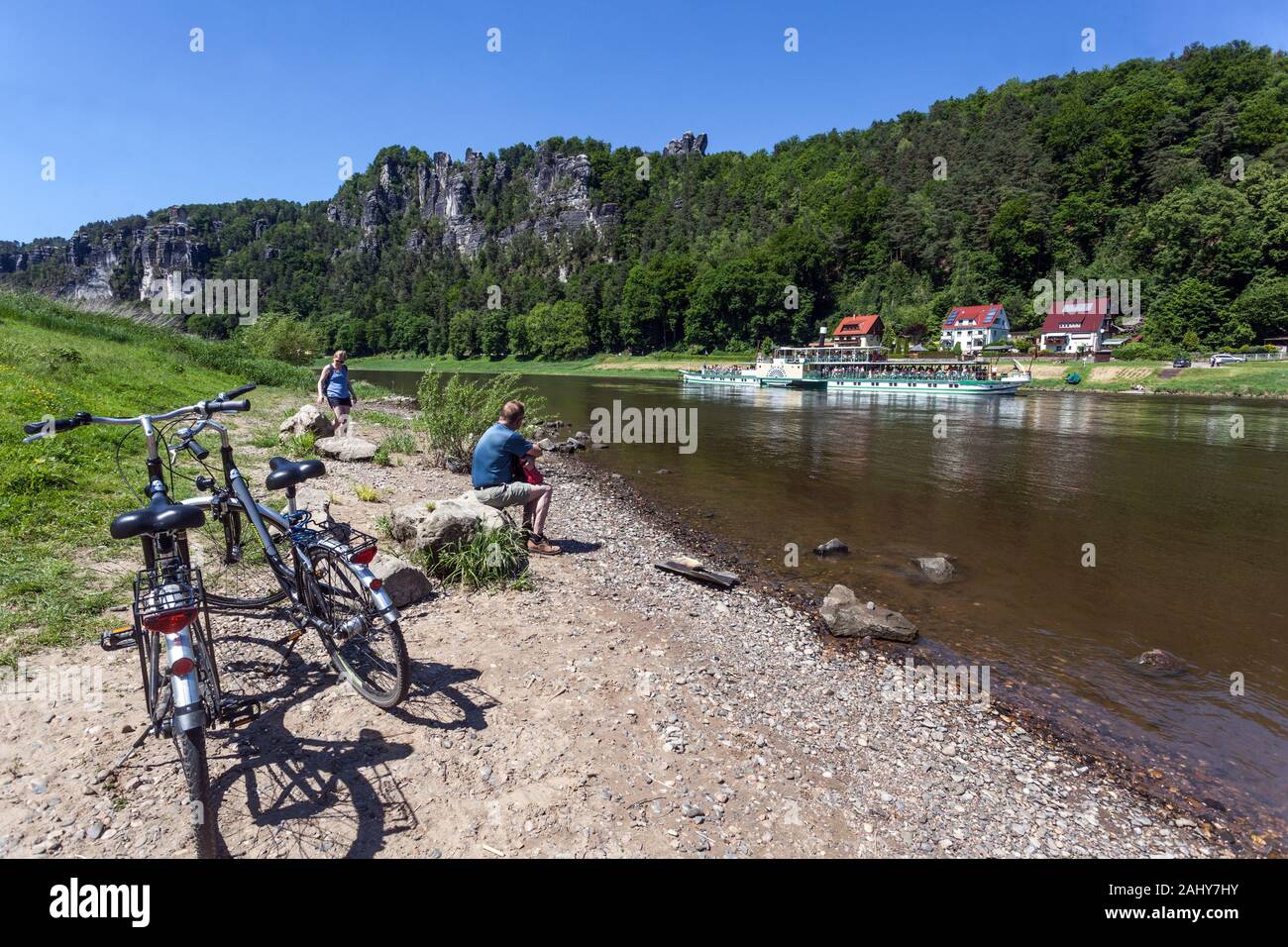 Arrêt des cyclistes sur les rives de l'Elbe dans la vallée au-dessous des rochers de grès de l'Elbe Bastei, le Parc National de la Suisse Saxonne Allemagne Banque D'Images