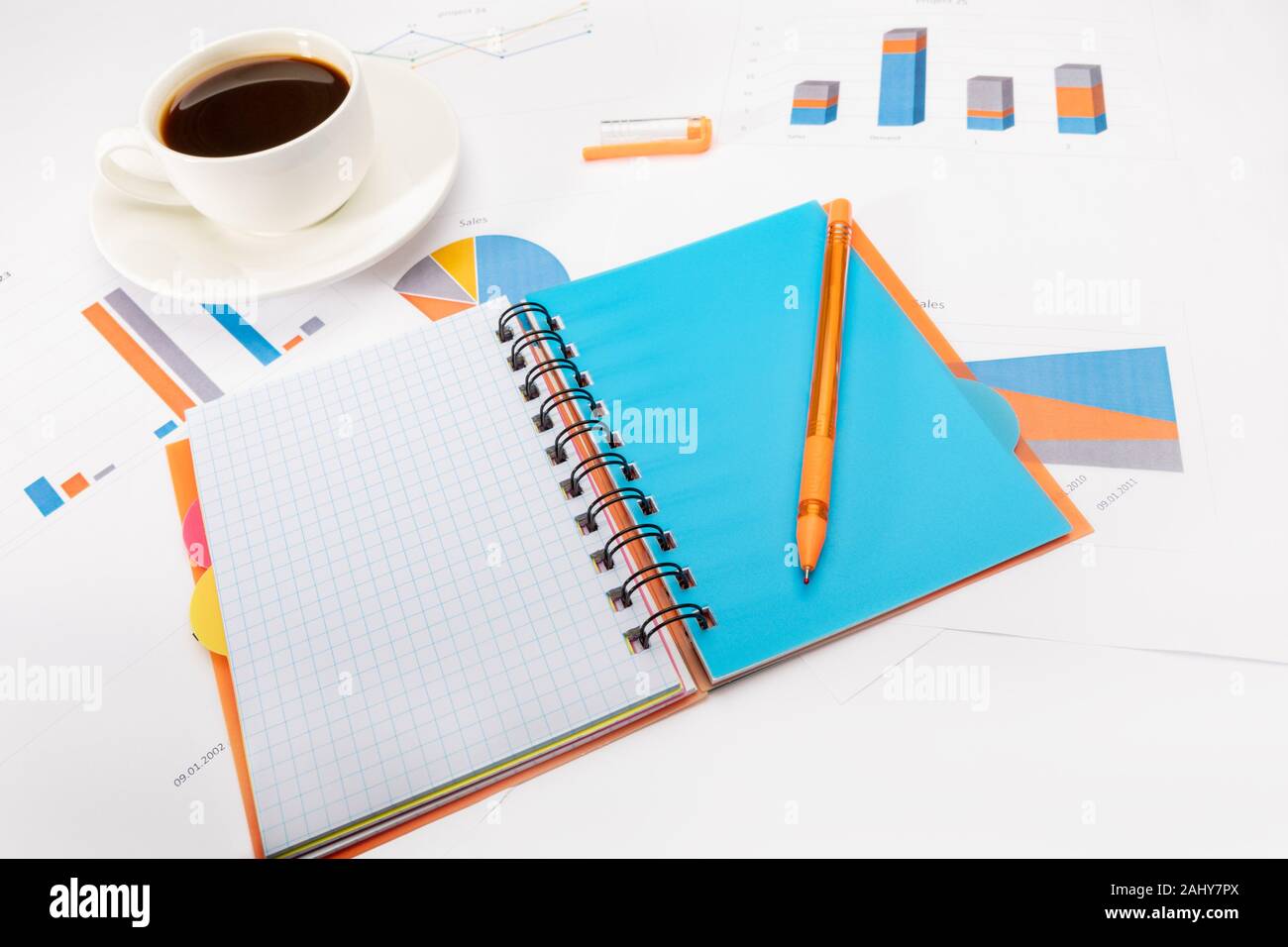 Espace De Travail Avec Clavier Café Tasse Fleur Bloc-notes Avec Ressort  Pour L'idée Note Objectif Plan écriture Concept Intelligen Image stock -  Image du cuvette, plat: 241285219