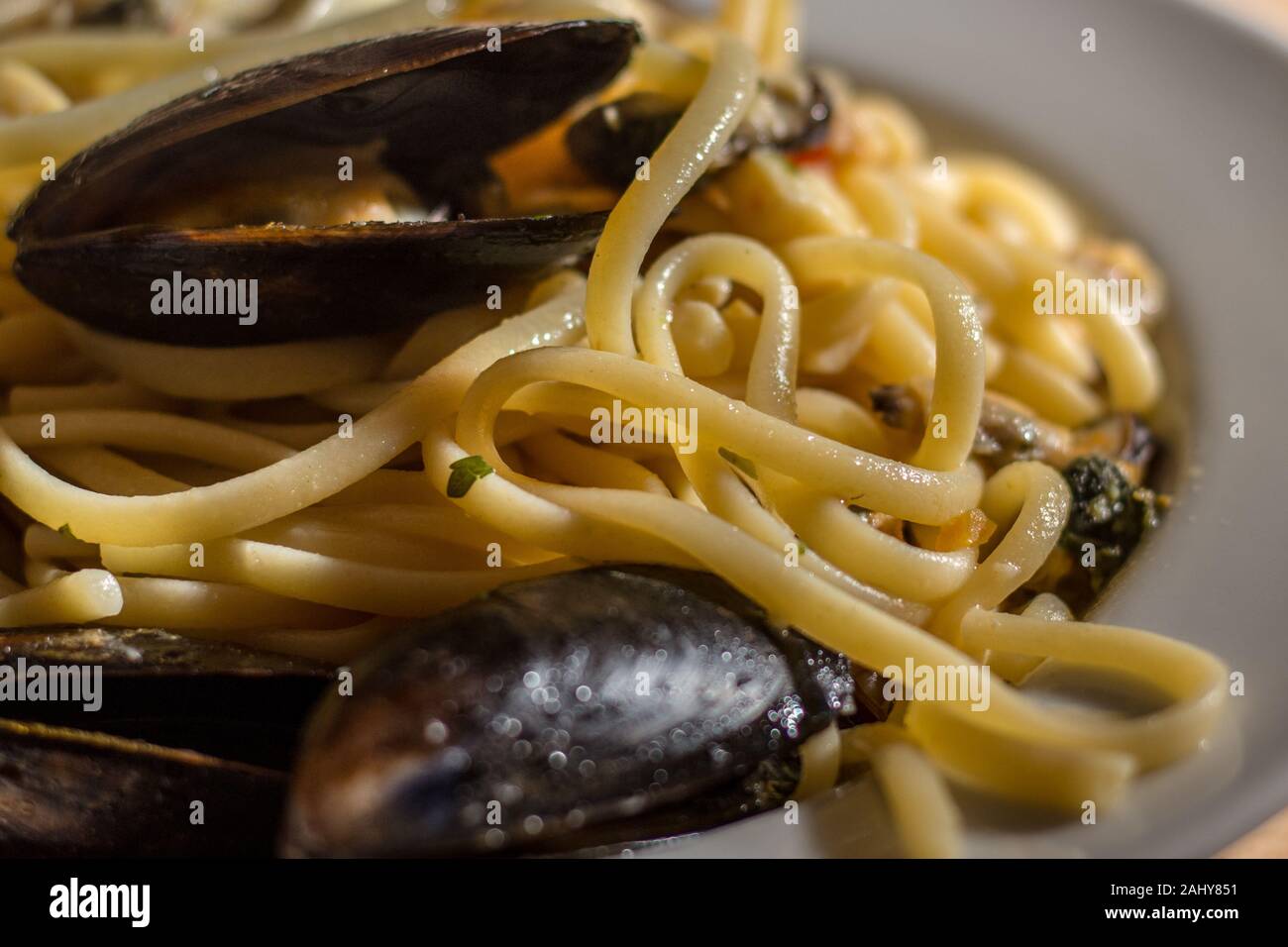 Un gros plan d'un plat méditerranéen, spaghetti aux fruits de mer Banque D'Images