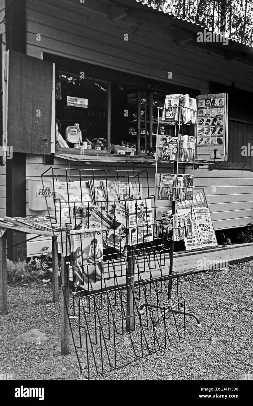 Im Dorf Kiosk, 1969. Le kiosque du village, 1969. Banque D'Images