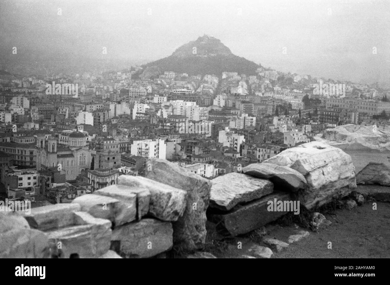 Touristentour durch die antiken Ruinen des alten Olympia mit Blick auf den Lykabettus und der Stadt Athènes, Grèce 1950 er. Circuit touristique à travers les ruines de l'ancienne Olympe avec vue sur le mont Lycabette et la ville d'Athènes, Grèce 1950. Banque D'Images