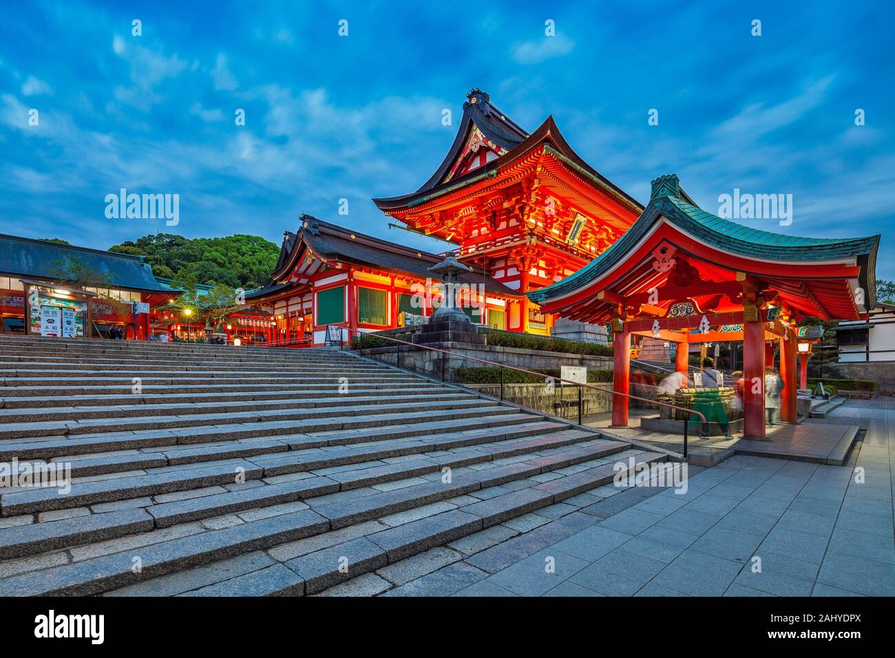 Fushimiinari & Gehaiden Sanctuaire Fushimi Inari Jinja Romon no Kitsune culte dans le Shinto Fushimi Inari Taisha au crépuscule, Fukakusa, Banque D'Images