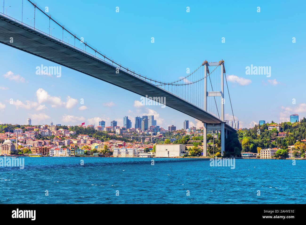 Le pont du Bosphore d'Istanbul, vue de dessous Banque D'Images