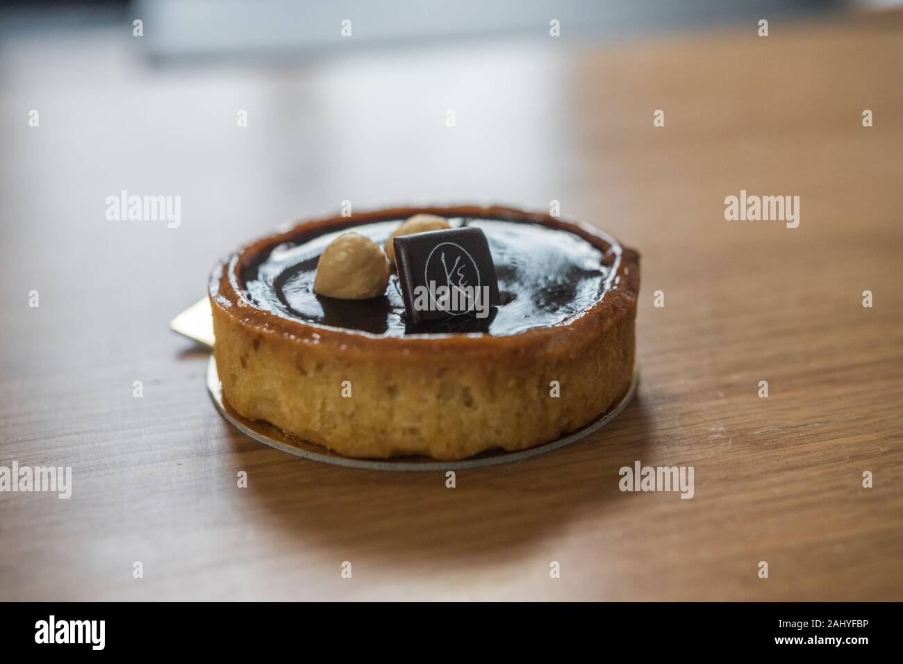 Délicieuse tarte au chocolat avec une base de pâte brisée sucrée d'une boulangerie française, Eric Kayser près de la gare Montparnasse. Banque D'Images Délicieuse tarte au chocolat avec une base de pâte brisée sucrée d'une boulangerie française, Eric Kayser près de la gare Montparnasse. Banque D'Images