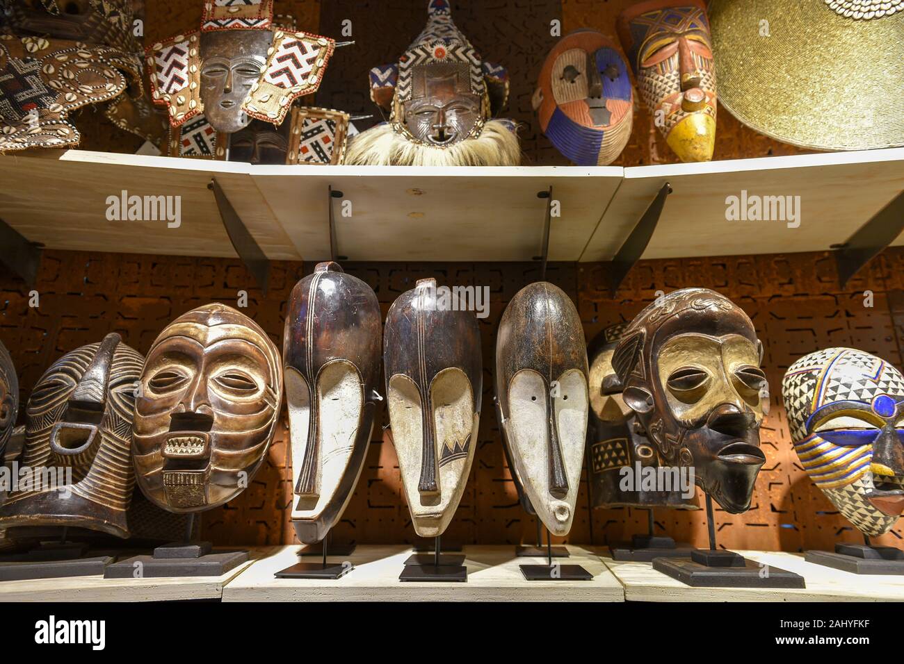 Masques africains en bois fabriqués à la main, Johannesburg, Afrique du Sud Banque D'Images