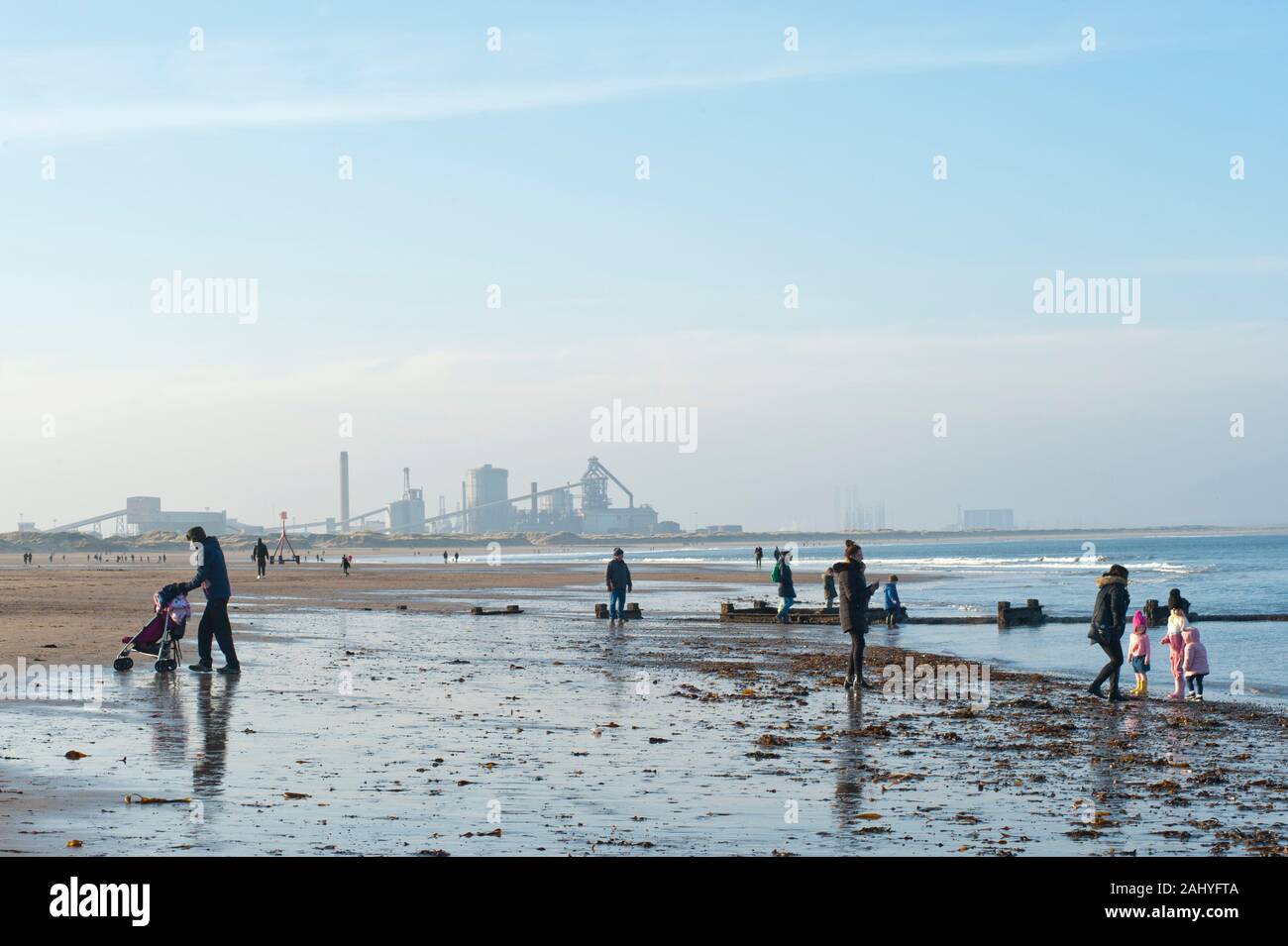 Les familles sur la plage de Coatham, Redcar le jour du Nouvel an. Banque D'Images