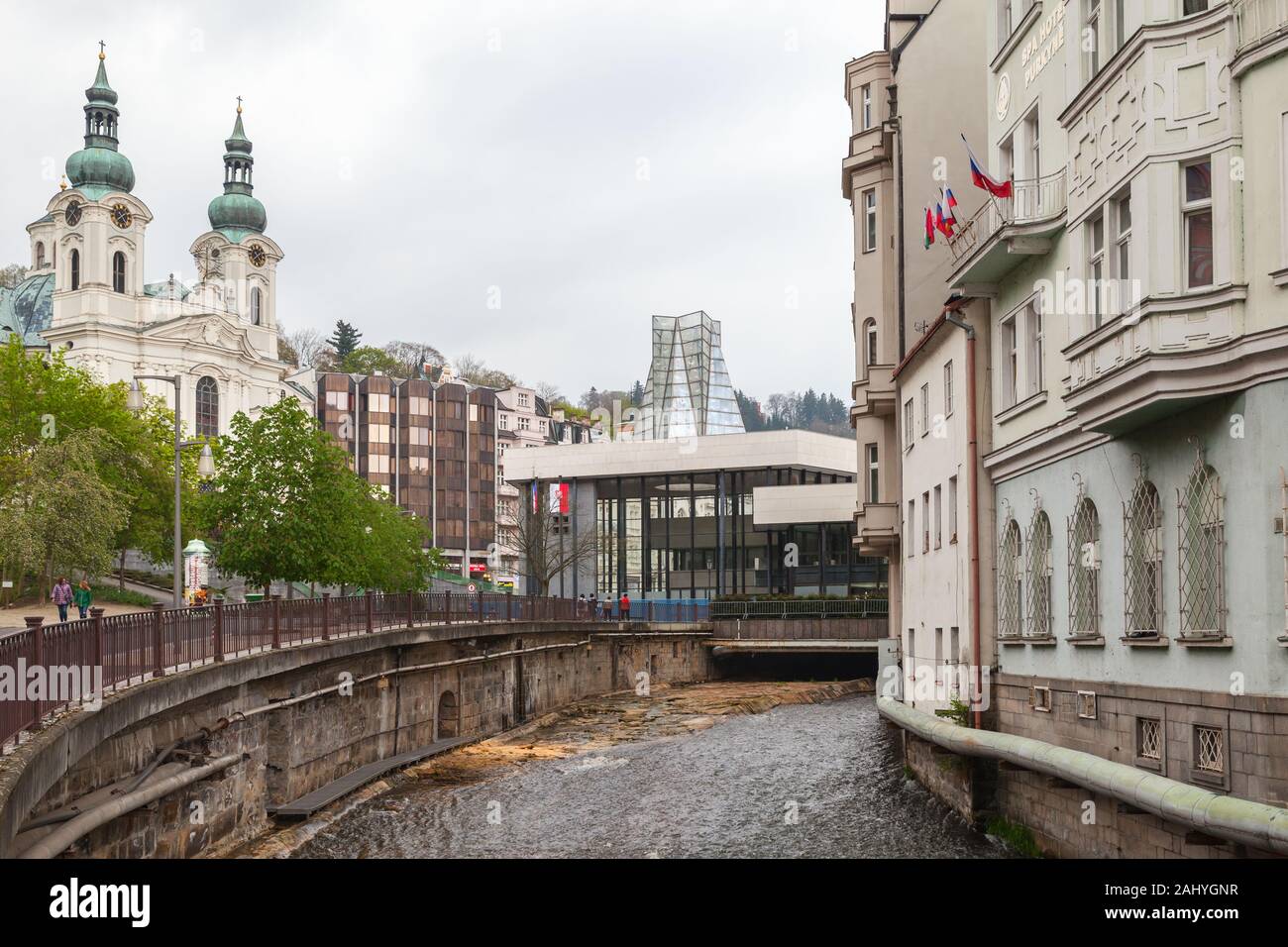 Karlovy Vary, République Tchèque - 5 mai 2017 : Street view resort spa de Karlovy Vary town Banque D'Images